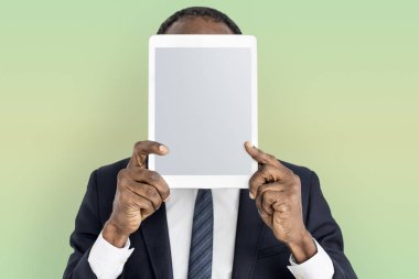 kişi holding dijital tablet 