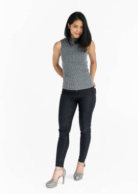 Asyalı kadın stüdyoda poz 