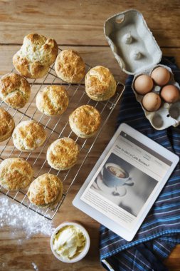 mutfak masasının üzerinde dijital tablet