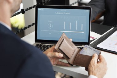 kredi kartı ile cüzdan tutan işadamı