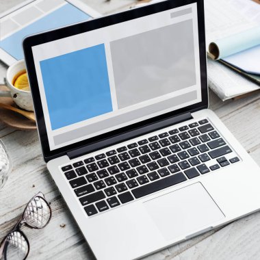 çalışma alanı tablo açılan laptop