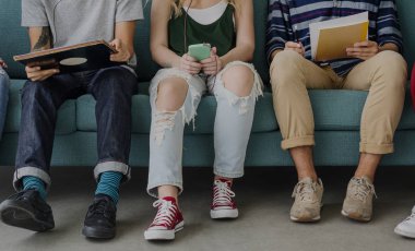 Dijital cihazlar kullanan öğrenciler 