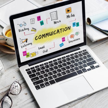 çalışma alanı tablo açılan laptop