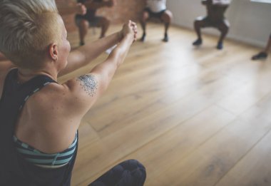 Joga sınıfındaki yapan insanlar