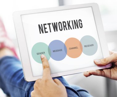 Dijital tablet kullanan kişi