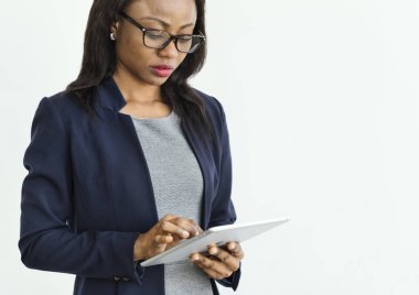 Dijital tablet kullanan iş kadını