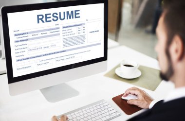 Ofiste çalışan bir iş adamı.