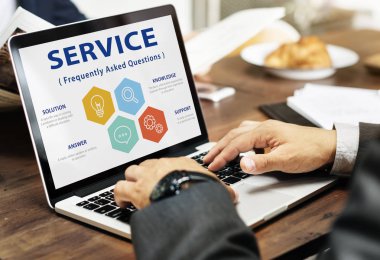 tipik dizüstü klavye üzerinde iş adamı