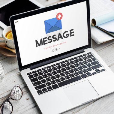 çalışma alanı tablo açılan laptop