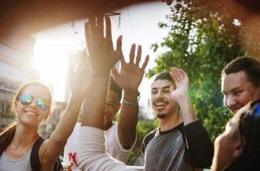 arkadaşlar elinde yığınlama