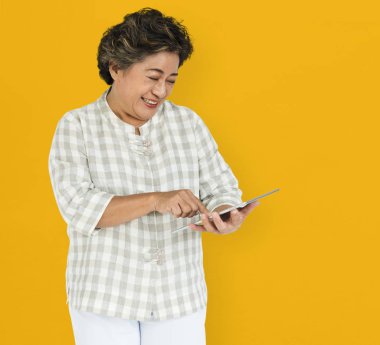  dijital tablet kullanan kadın