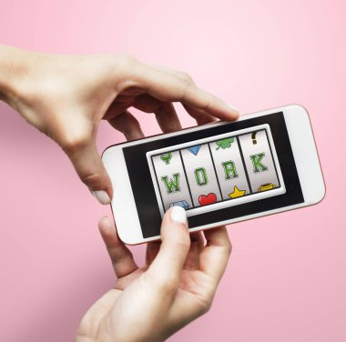 Cep telefonu ellerinde.