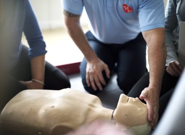 CPR ilk yardım eğitimi öğrenme insanlar 