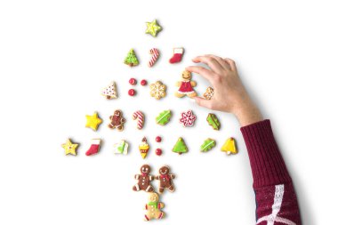 Zencefilli kurabiye tutan kişi