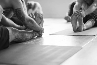 Joga sınıfındaki yapan insanlar