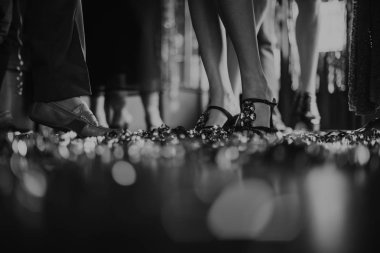  tatil tinsel bacaklarda