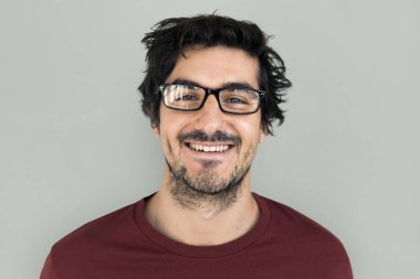 Studio gülümseyen adam