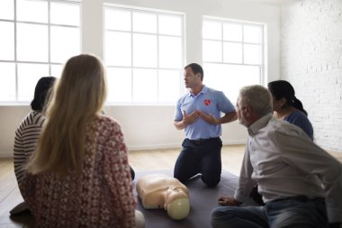 CPR ilk yardım eğitimi öğrenme insanlar 