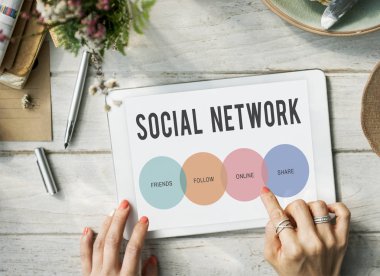 dijital tablet kullanan kadın