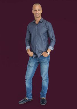 Beyaz yakışıklı adam ayakta