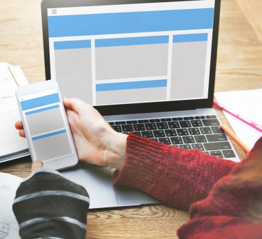 Kadın telefonu ve dizüstü bilgisayar kullanarak