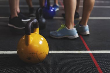 Spor salonunda sarı kettlebell