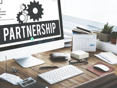 bilgisayar monitöründe ofis masaları