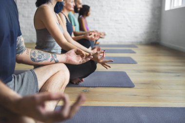 Yoga, meditasyon yapan insanlar