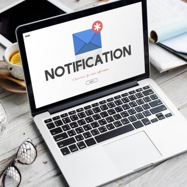 çalışma alanı tablo açılan laptop