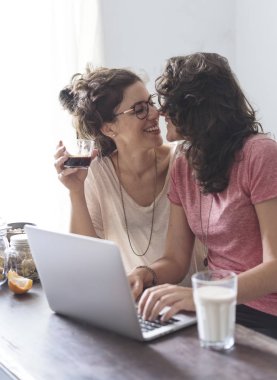 Lezbiyen çift birlikte vakit geçiriyor.