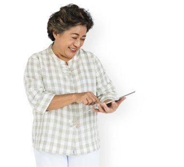  dijital tablet kullanan kadın