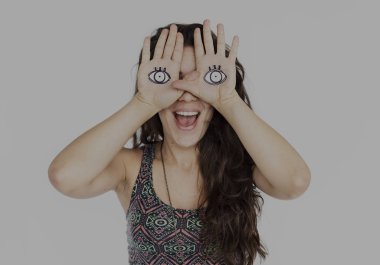  elleri gözleri çizim ile kadın