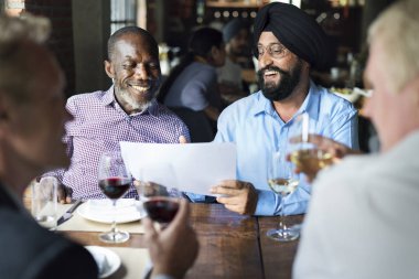 Sözleşme belge üzerinde çalışmayı iş adamları