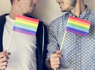 Gay kağıt lgtb bayrakları tutan Couple