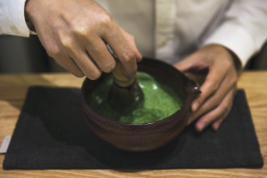 Japon Matcha hazırlanıyor kişi