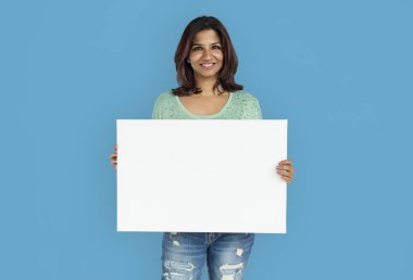 kadın holding beyaz kağıt boş