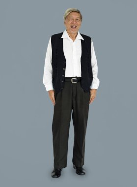 Gülümseyen kıdemli Asyalı adam 