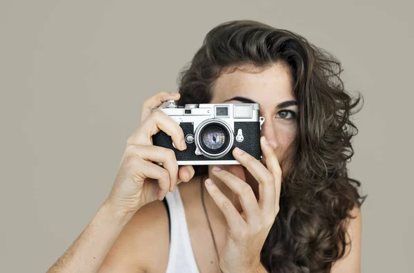 Fotógrafo segurando câmera — Fotografia de Stock