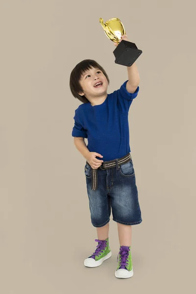 Azjatycki chłopiec trzyma trofeum nagrodę — Zdjęcie stockowe