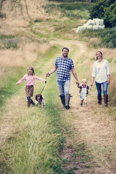 Aile ile köpek yürüyüş  