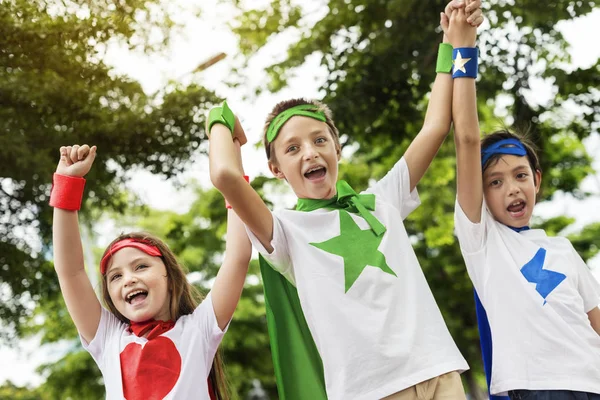 Kinderen in kostuums superhelden — Stockfoto