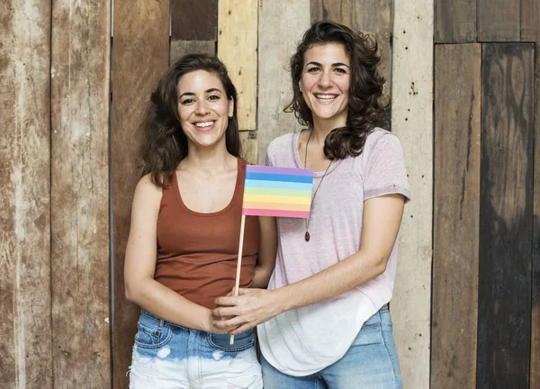 Coppia lesbica con bandiera LGTB — Foto Stock