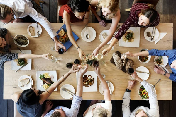 Folk som äter middag — Stockfoto