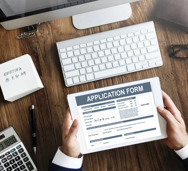 iş kişi dijital tablet kullanma