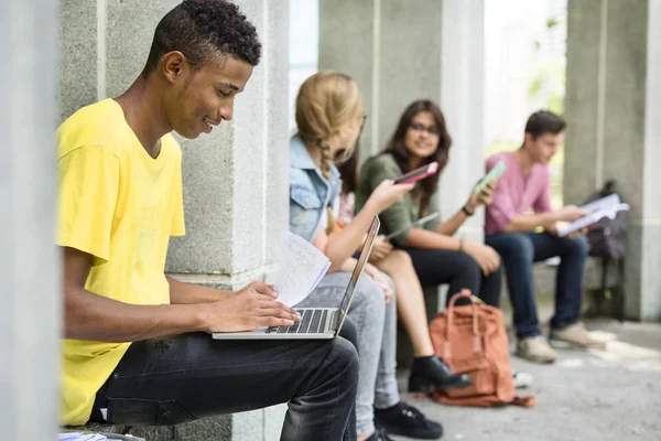 Junge Leute mit digitalen Gadgets — Stockfoto