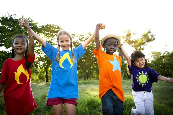 Niños multiétnicos al aire libre —  Fotos de Stock