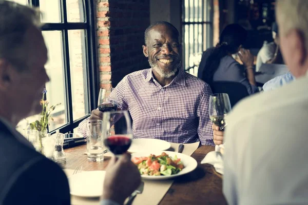 Pessoas de negócios em reunião no restaurante — Fotografia de Stock