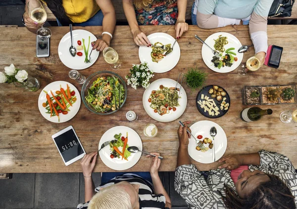 Mulheres jantando juntas — Fotografia de Stock