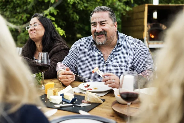 Gruppe von Menschen beim Essen — Stockfoto