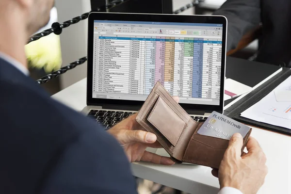 クレジット カードで財布を保持している実業家 — ストック写真